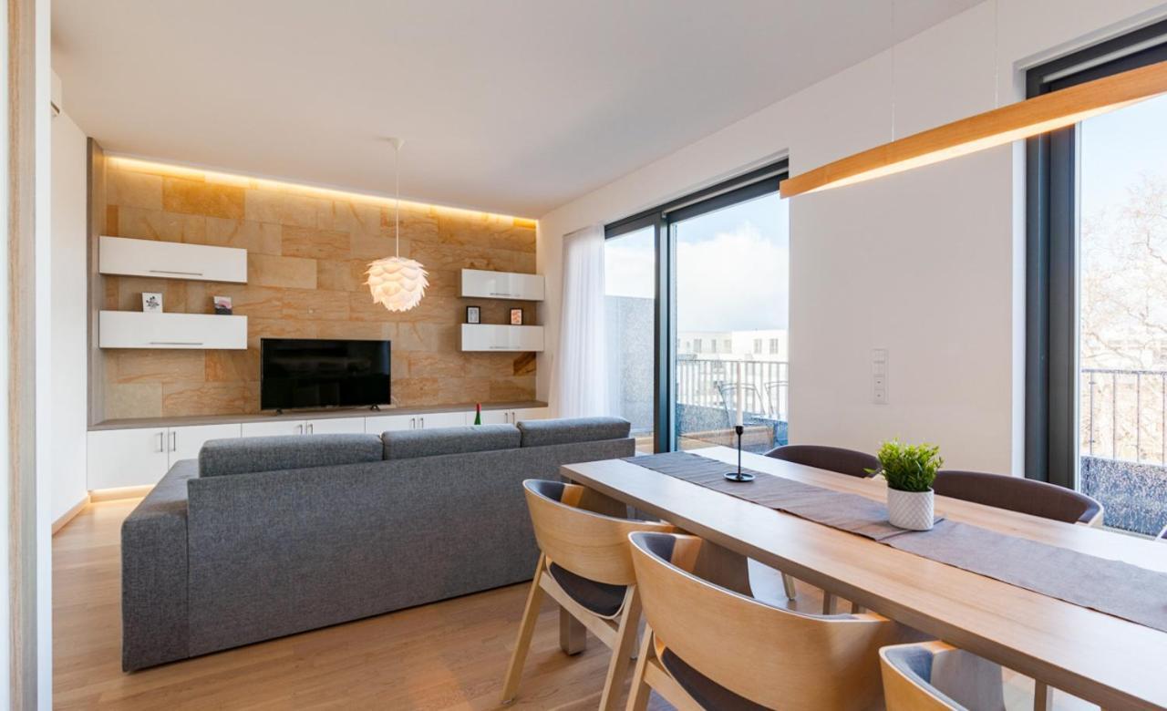Aparthotel Residenz Am Zwinger Dresde Exterior foto A living room in a modern apartment
