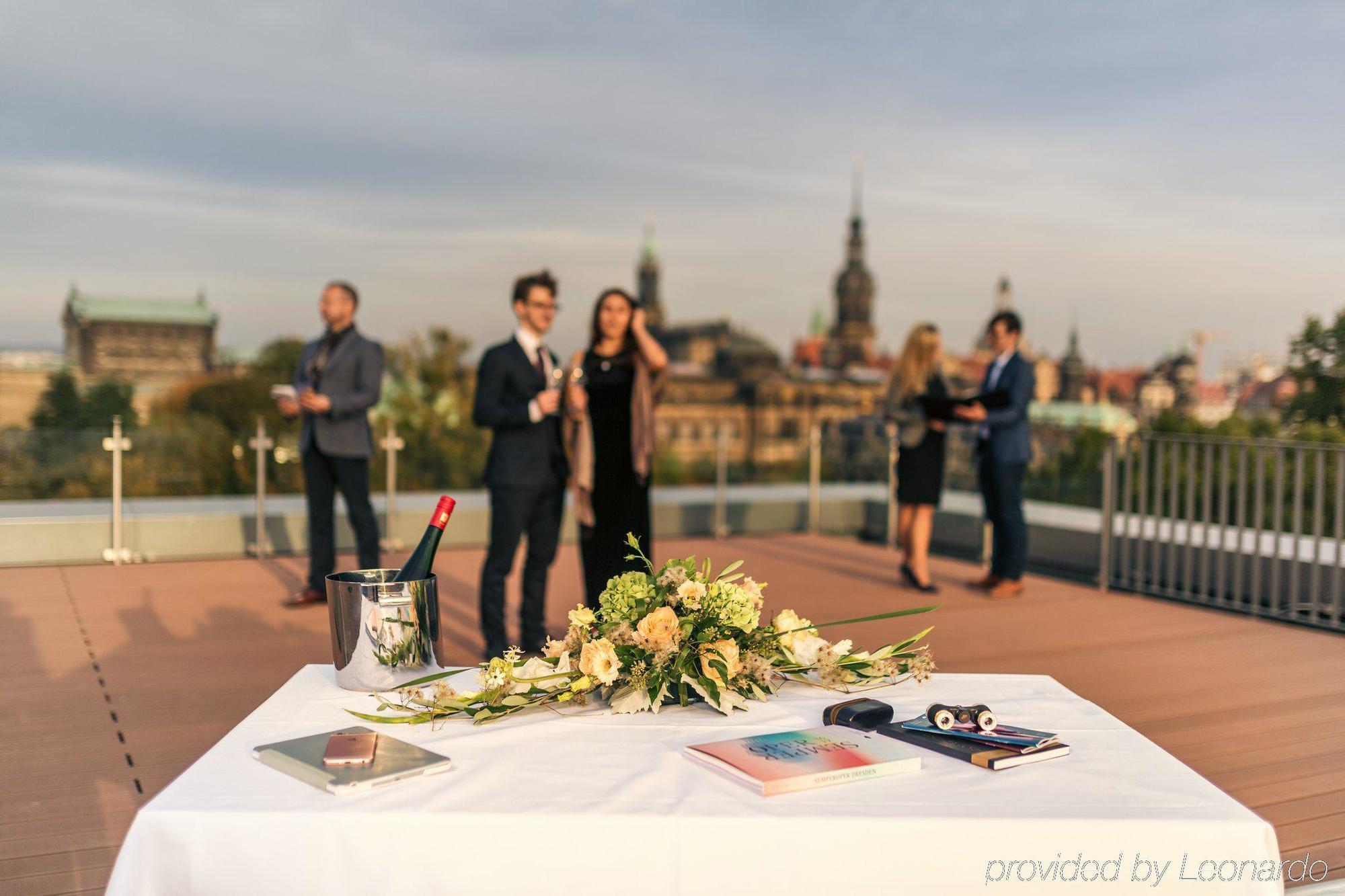 Aparthotel Residenz Am Zwinger Dresde Exterior foto The wedding ceremony