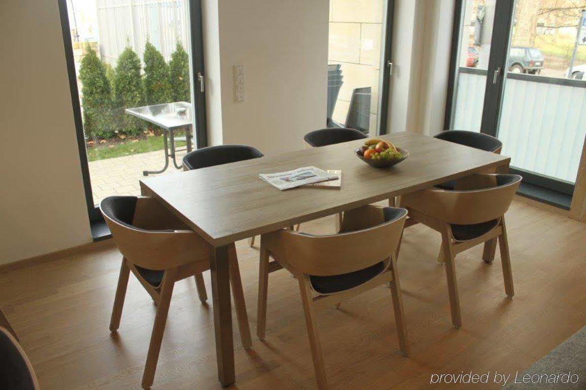 Aparthotel Residenz Am Zwinger Dresde Exterior foto A dining room table and chairs