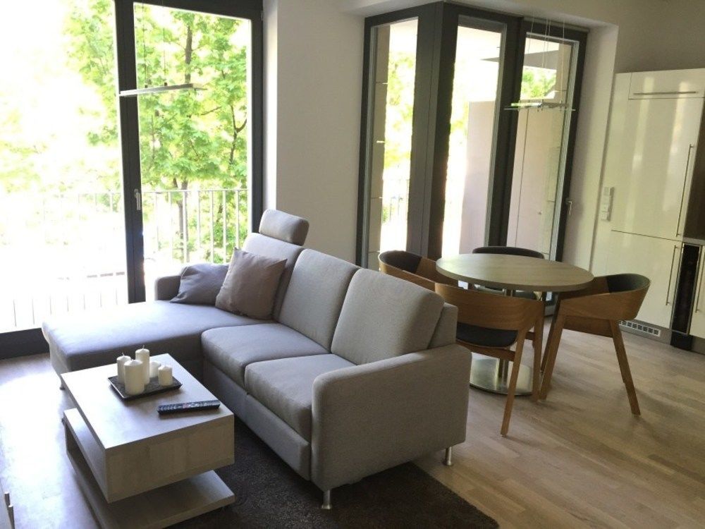 Aparthotel Residenz Am Zwinger Dresde Exterior foto A living room in a modern apartment